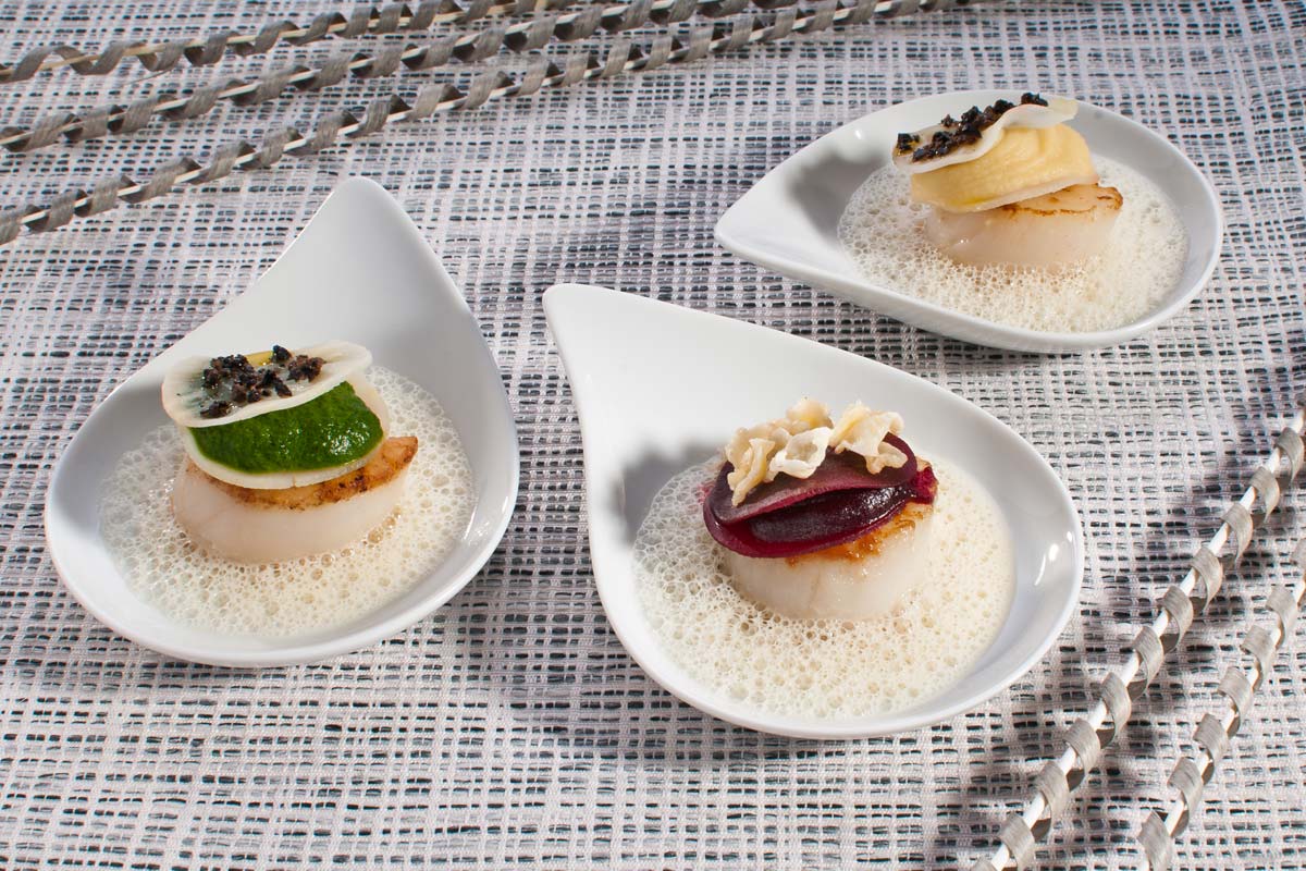 Chicorée-Suppe mit gebratener Jakobsmuschel, Rucola und Trüffel ...