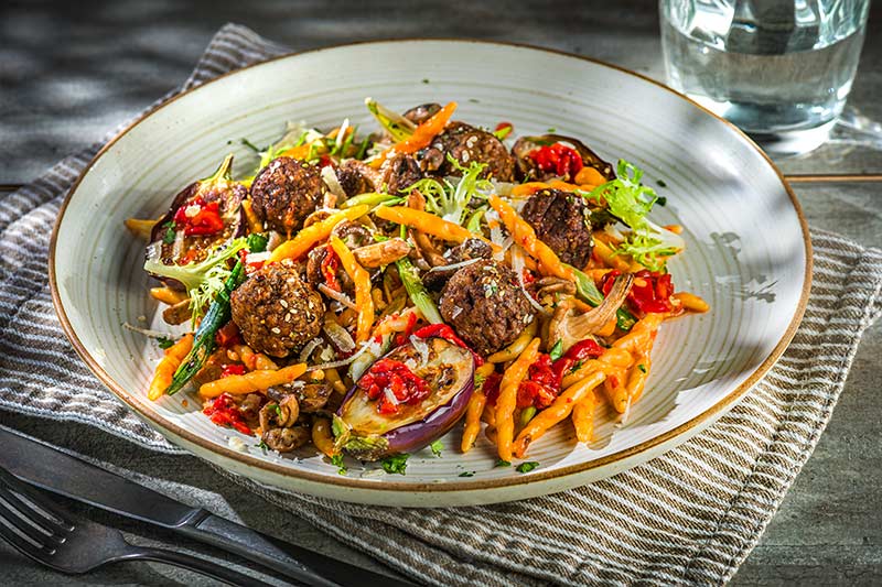 Stringoli in Grill-Paprika-Sauce, vegane Pilzklößchen und gebackene Miniaubergine