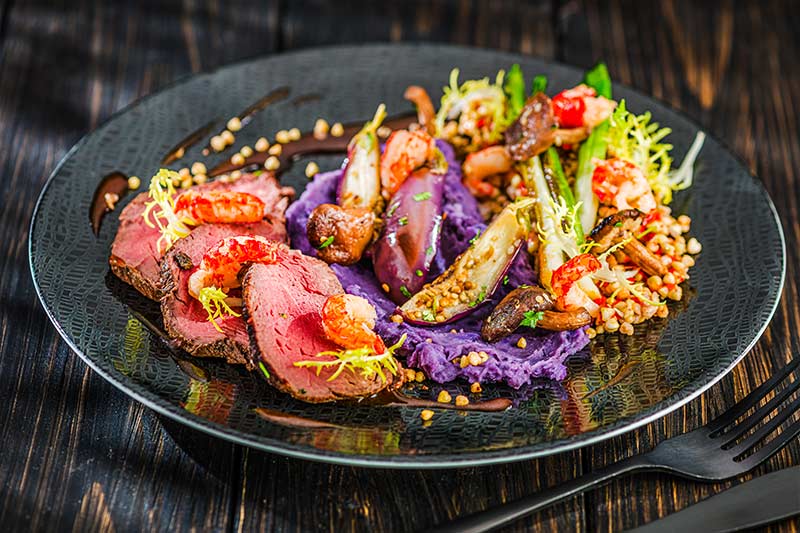 Zart gebratenes Rinderfilet mit Lila-Kartoffel-Stampf, Flusskrebse und Crunch-Buchweizen