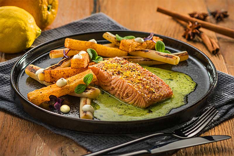 Flammlachs mit Schwarzwurzel, Knödel-Pommes und Beurre blanc