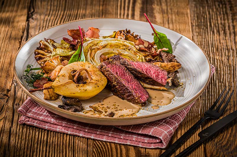 Angeräucherter Hirschrücken/ gegrillte Gin-Birne/geschmorter Bier- Spitzkohl