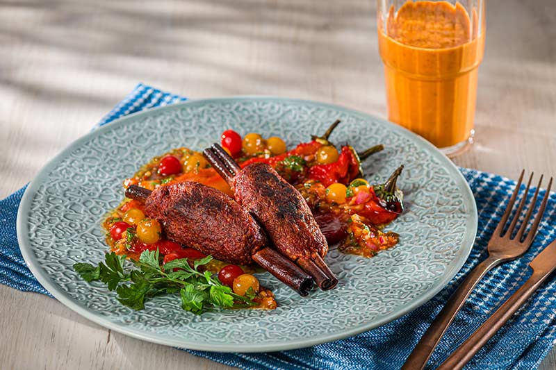 Zimt-Kebab mit Paprika-Ajran