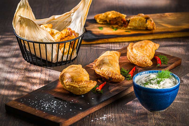 Empanadas mit Hähnchen und Blüten