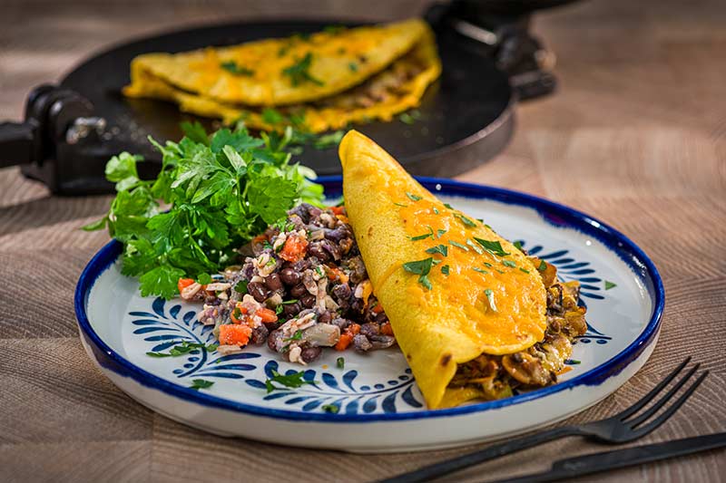Quesadilla mit Ei und Pilzen auf Blumenkohl- Schwarze Bohnen-Salat