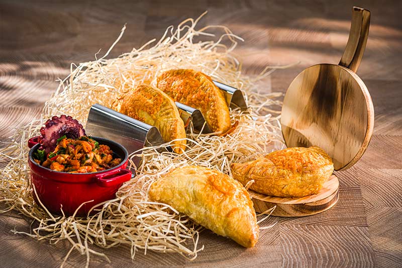 Empanadas mit Pulpo und Krebsfleisch