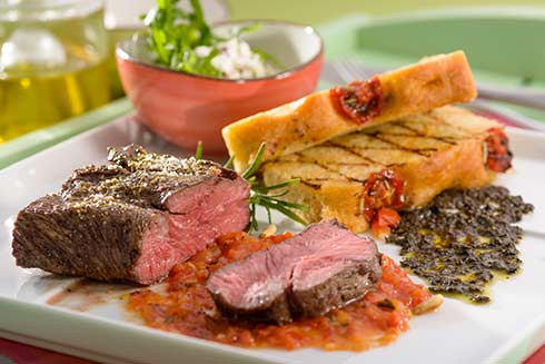 Flat Iron Steak auf Tomaten-Sugo und Focaccia