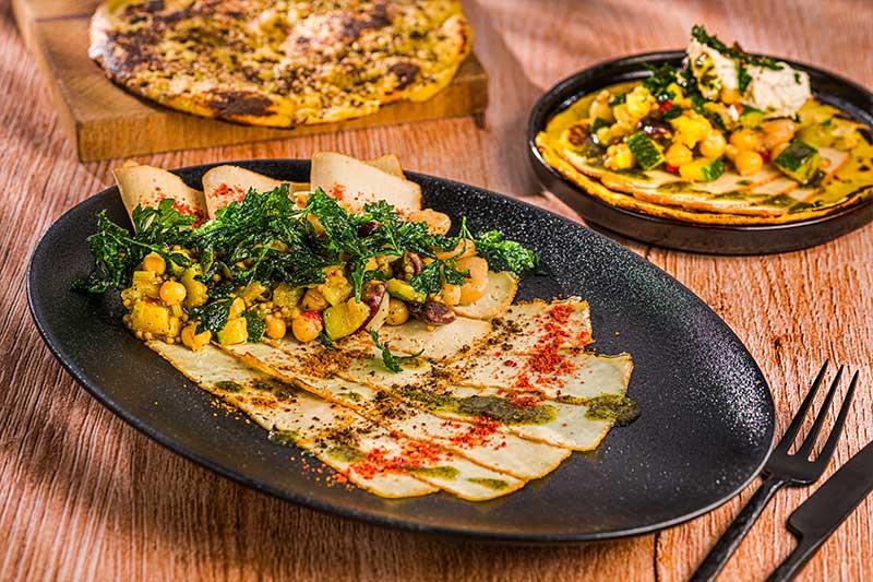 Räuchertofu-Carpaccio/Hülsenfruchtsalat/Maisfladen