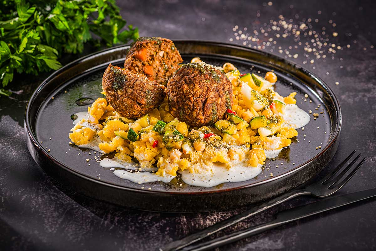 Gebackene Reis-Pilz-Bällchen/Kichererbsen-Spätzle/vegane Parmesan-Sauce