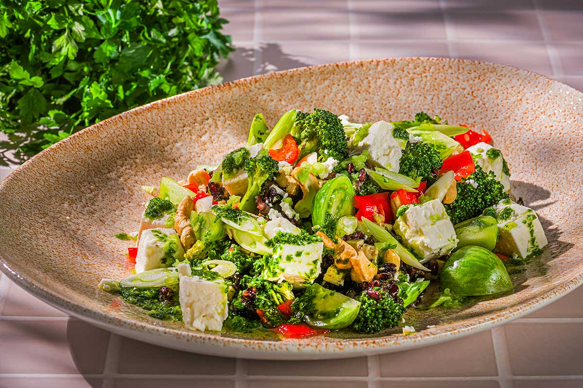 Broccoli-Reissalat mit veganem Fetakäse und Rucolapesto