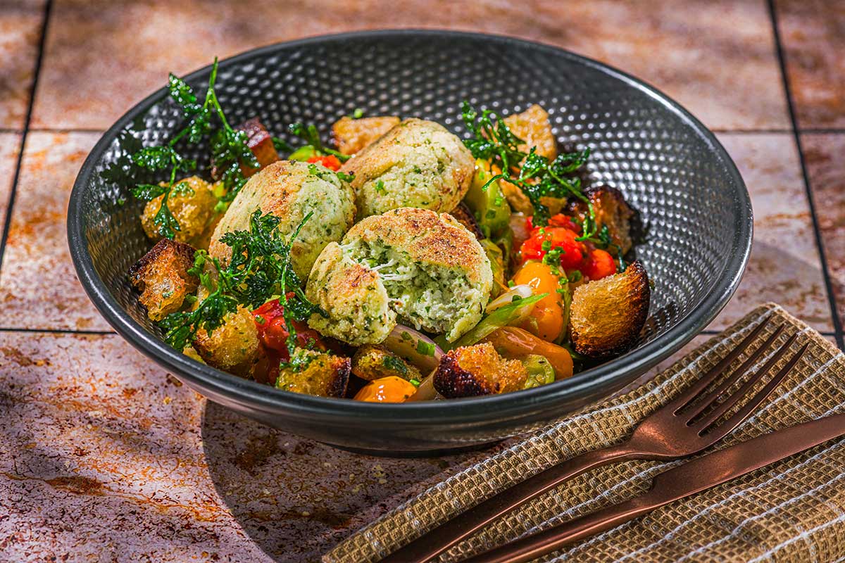 Gebratener Ricotta auf Brotsalat