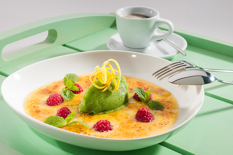 Zitronencreme mit Himbeeren und Minzsorbet