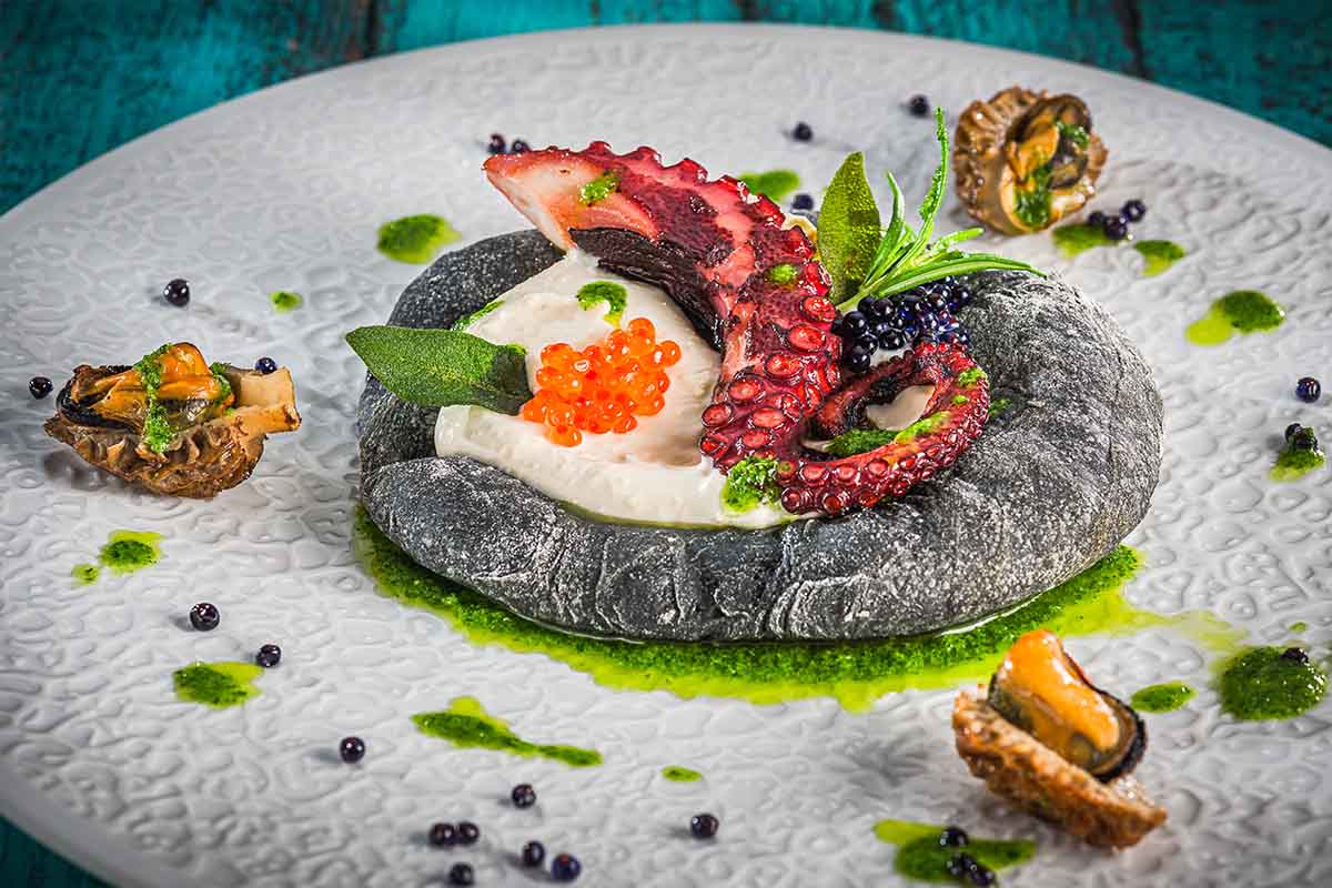 Mávros Pitabrot mit Sepiatinte / Joghurt-Cashew-Kaviar-Dip / Pulpo