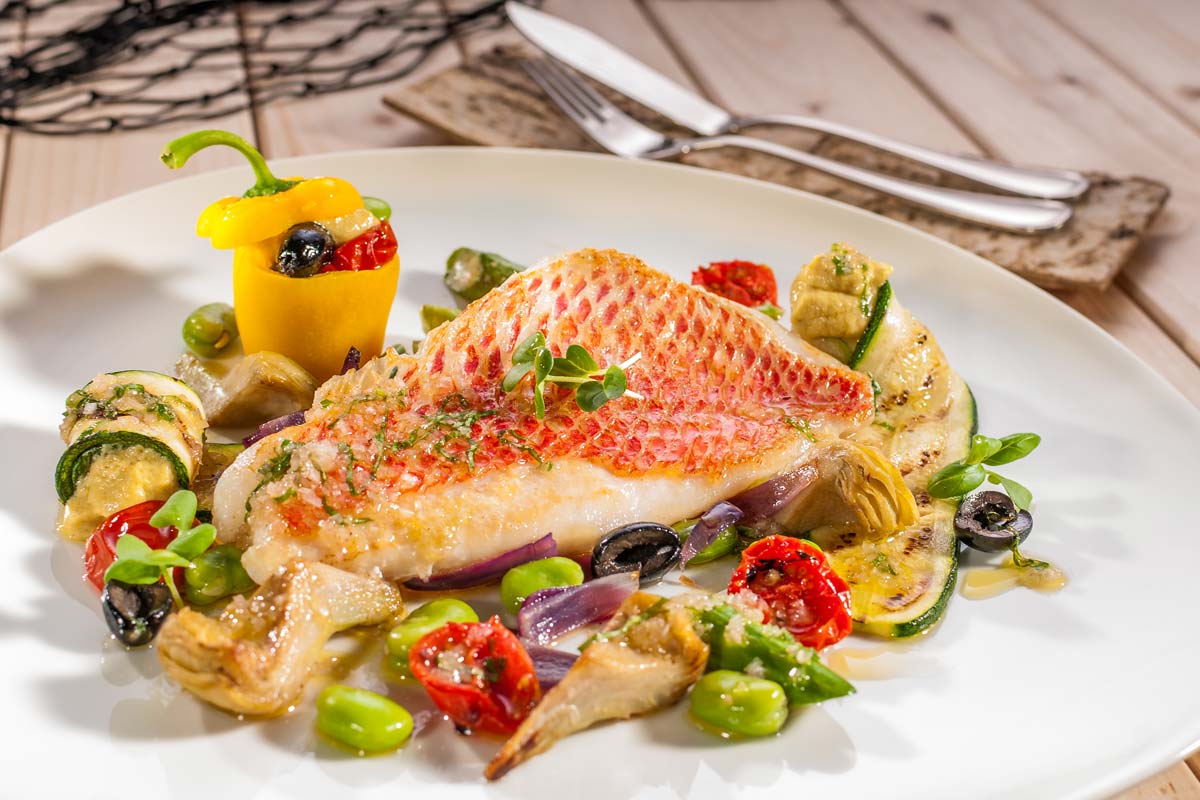 Red Snapper-Filet auf mediterranem Gemüse 