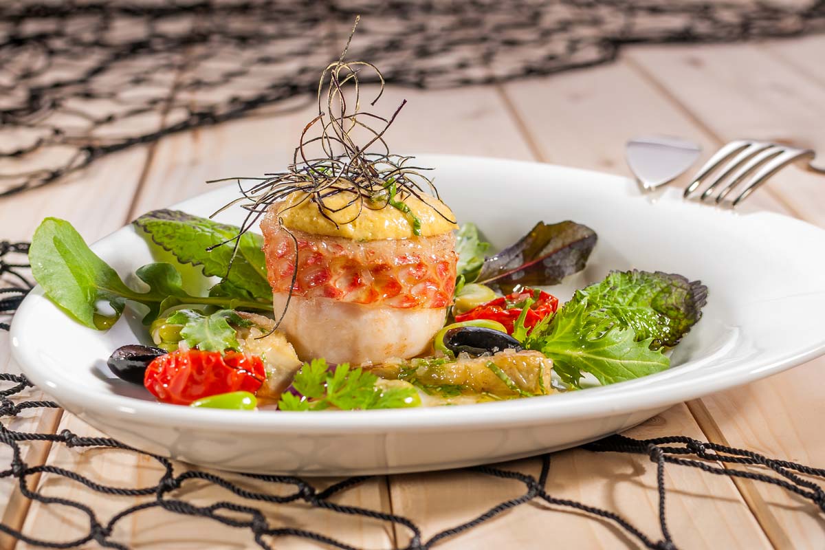 Gebratenes Red Snapper-Filet mit mediterranem Gemüse und warmer Tomaten ...