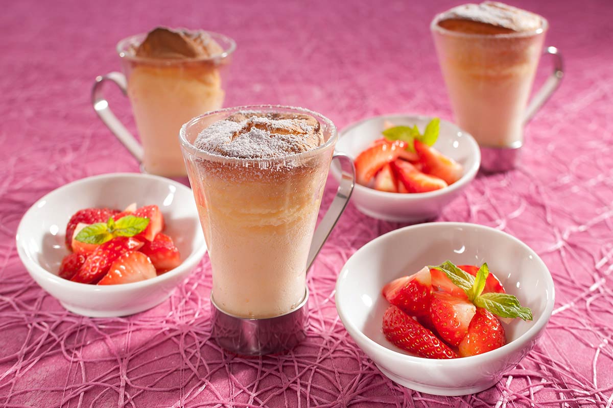 Fluffiges Schmandsoufflé mit marinierten Erdbeeren | Rezept