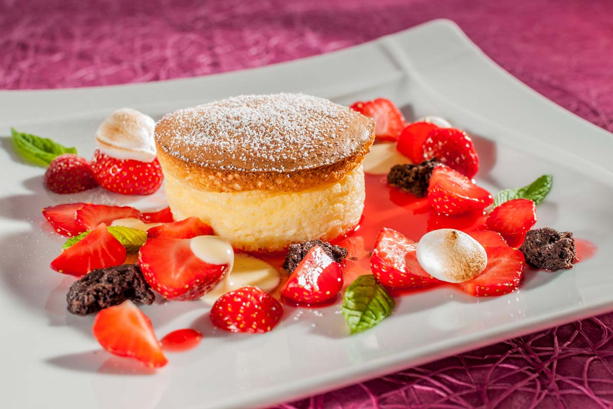 Fluffiges Schmandsoufflé mit marinierten Erdbeeren | Rezept