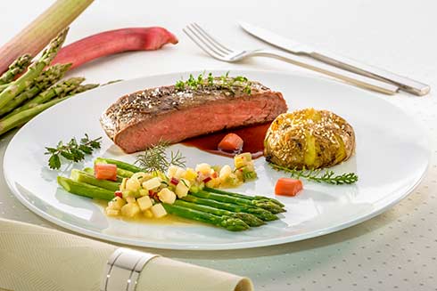 Gegrilltes Bavette mit Spargel-Rhabarber-Chutney