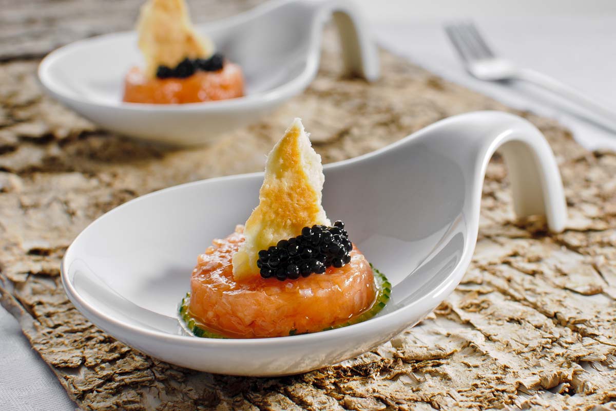 Zweierlei vom Lachs mit Kaviar-Zigarre und Schmand-Riegel | Rezept