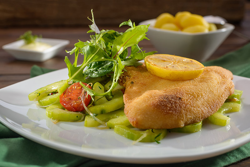 Gebackene Flunder an Kartoffel-Gurken-Gemüse