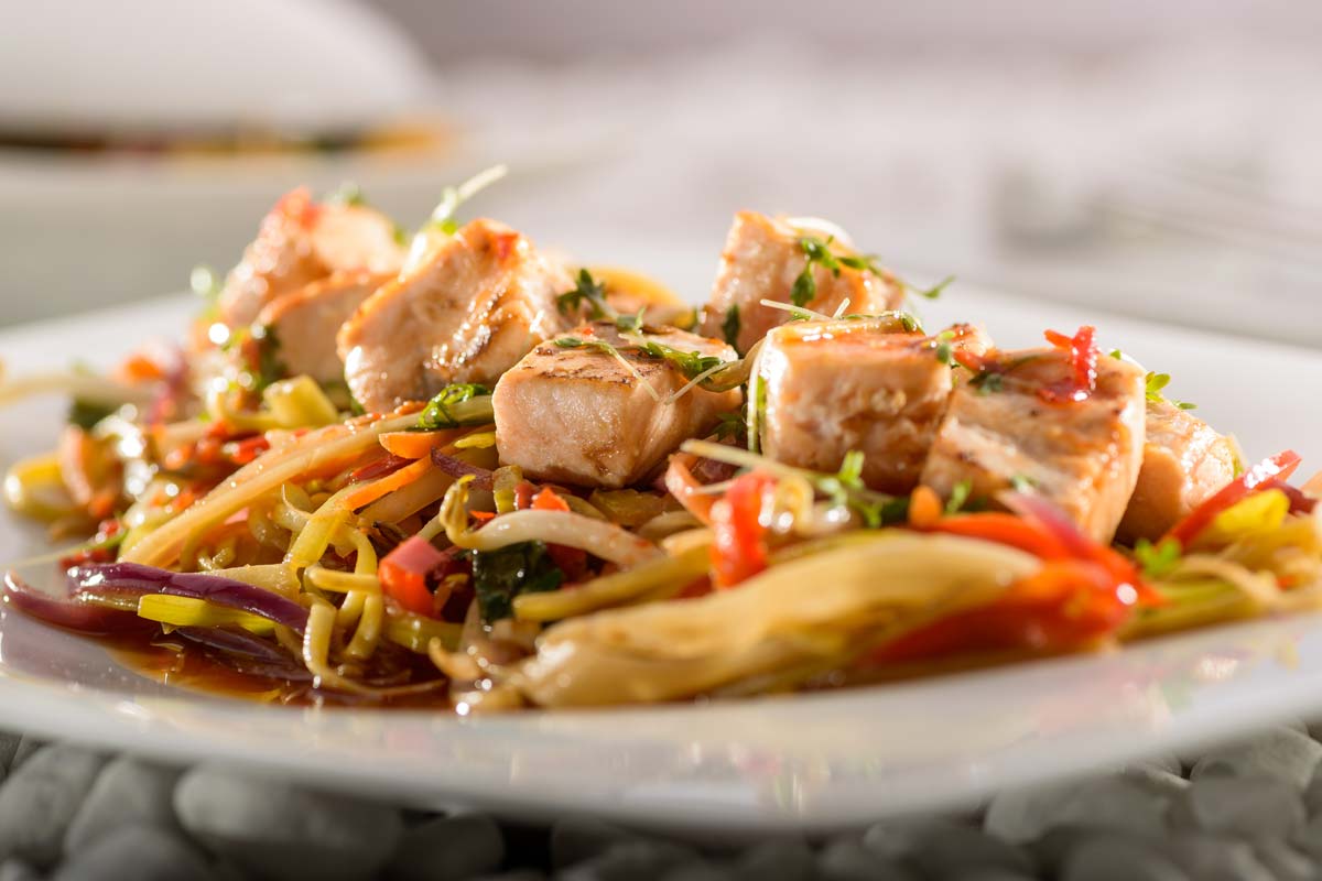 Gegrillter Lachs auf Asia-Nudel-Gemüse aus dem Wok | Rezept