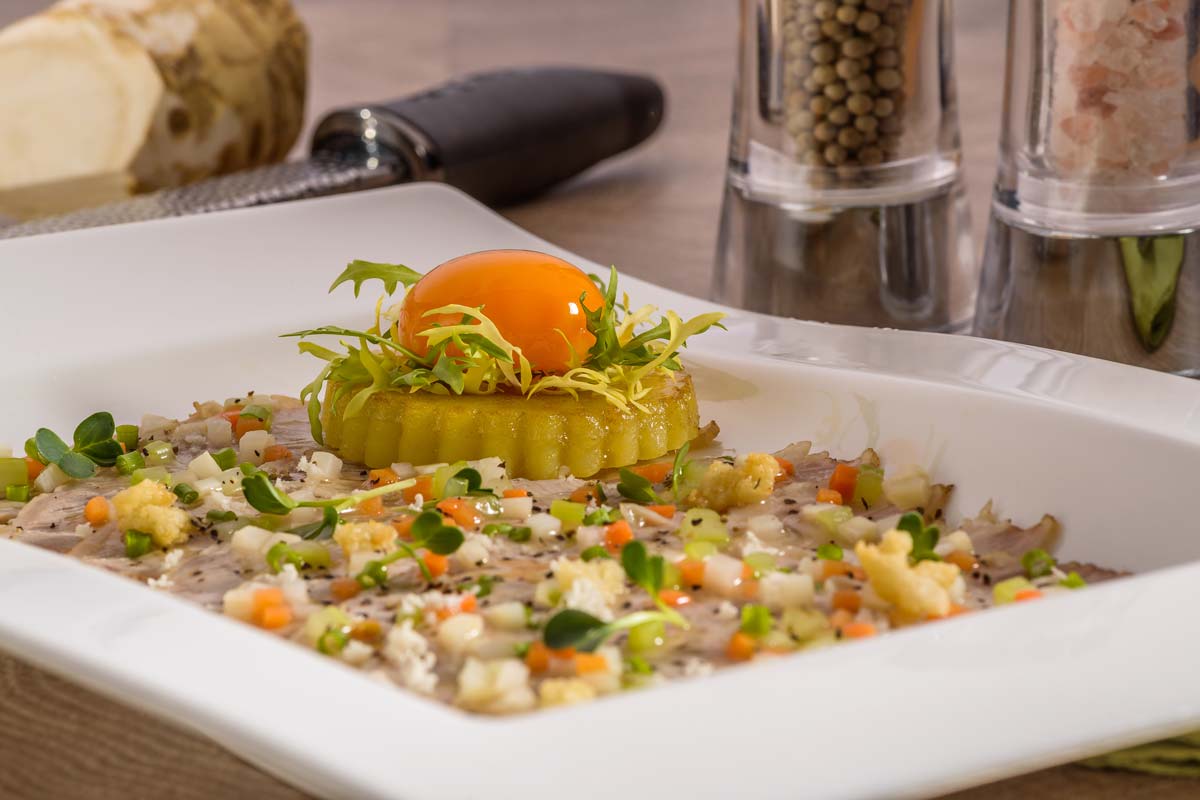 Carpaccio vom Kalbstafelspitz mit Gemüse-Vinaigrette und Wachteleigelb ...