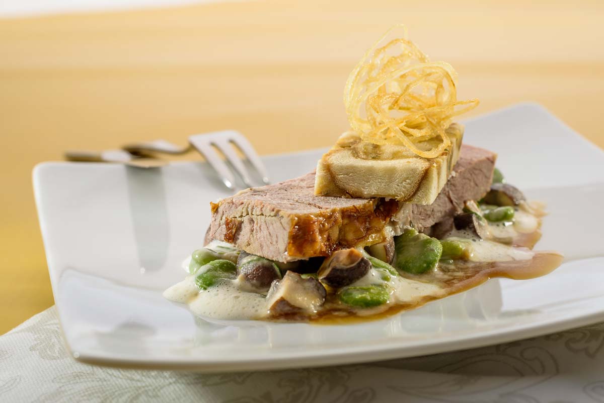 Geschmorte Kalbsbrust mit Knödel-Füllung an cremigem Pilz-Bohnen-Gemüse ...