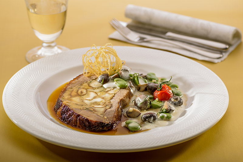 Gefüllte Kalbsbrust mit dicken Bohnen