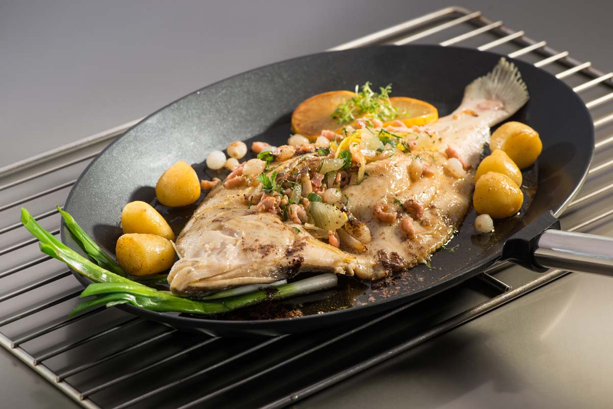 Scholle "Finkenwerder Art" – Gebratene Scholle mit Krabben, Zwiebeln ... Scholle "Finkenwerder Art" – Gebratene Scholle mit Krabben, Zwiebeln ...