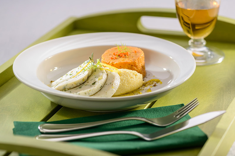 Kabeljaufilet-Terrine mit Zitronen-Petersilien-Butter
