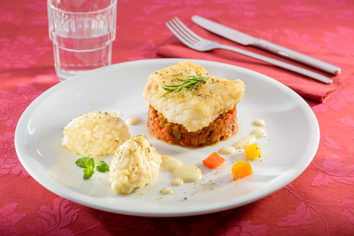 Gebratenes Hokifischfilet auf feinem Ratatouille und cremigem ...
