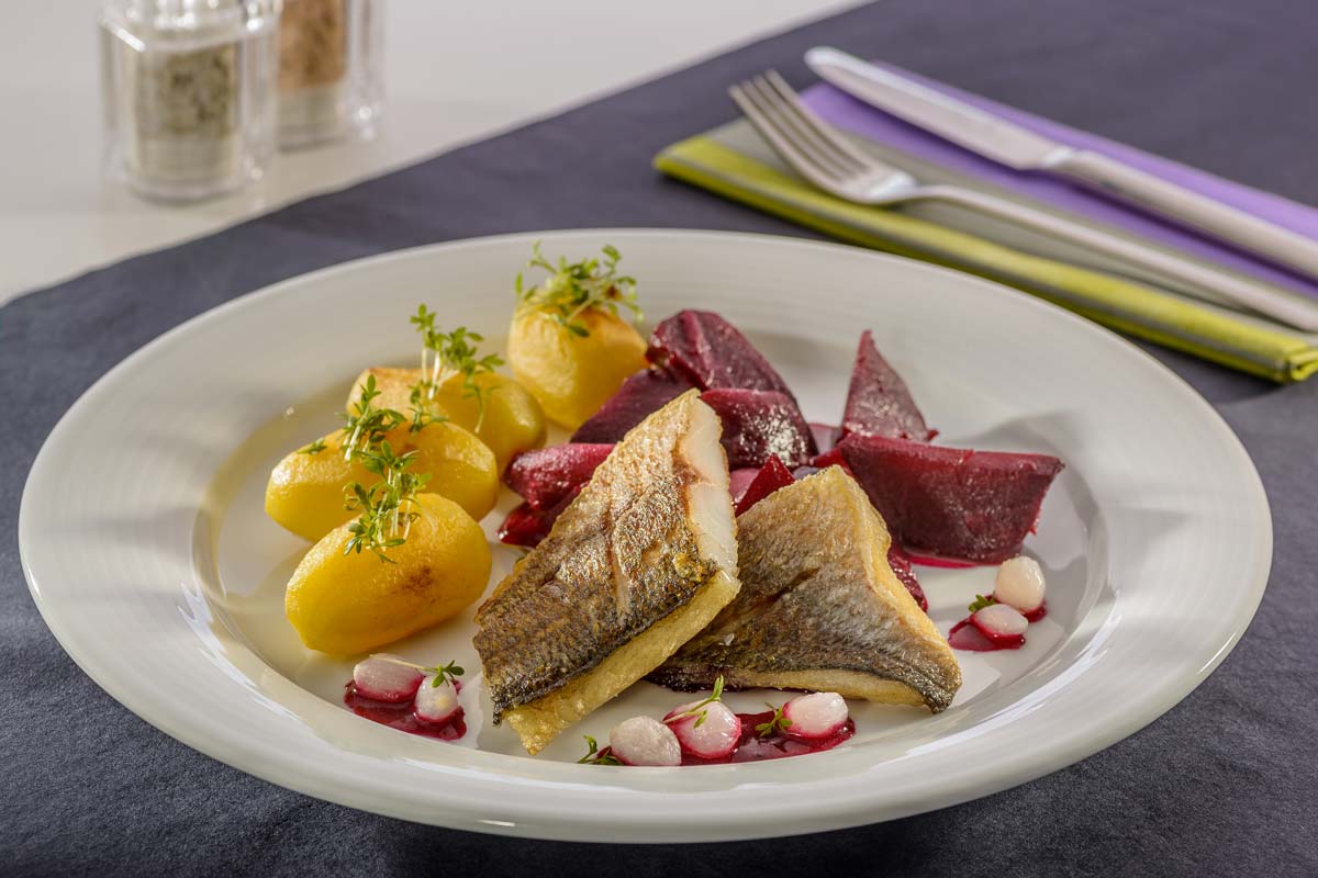 Doradenfilet Auf Feinem GemüSe Aus Dem Herzen Vom Wirsing Mit Streifen ...
