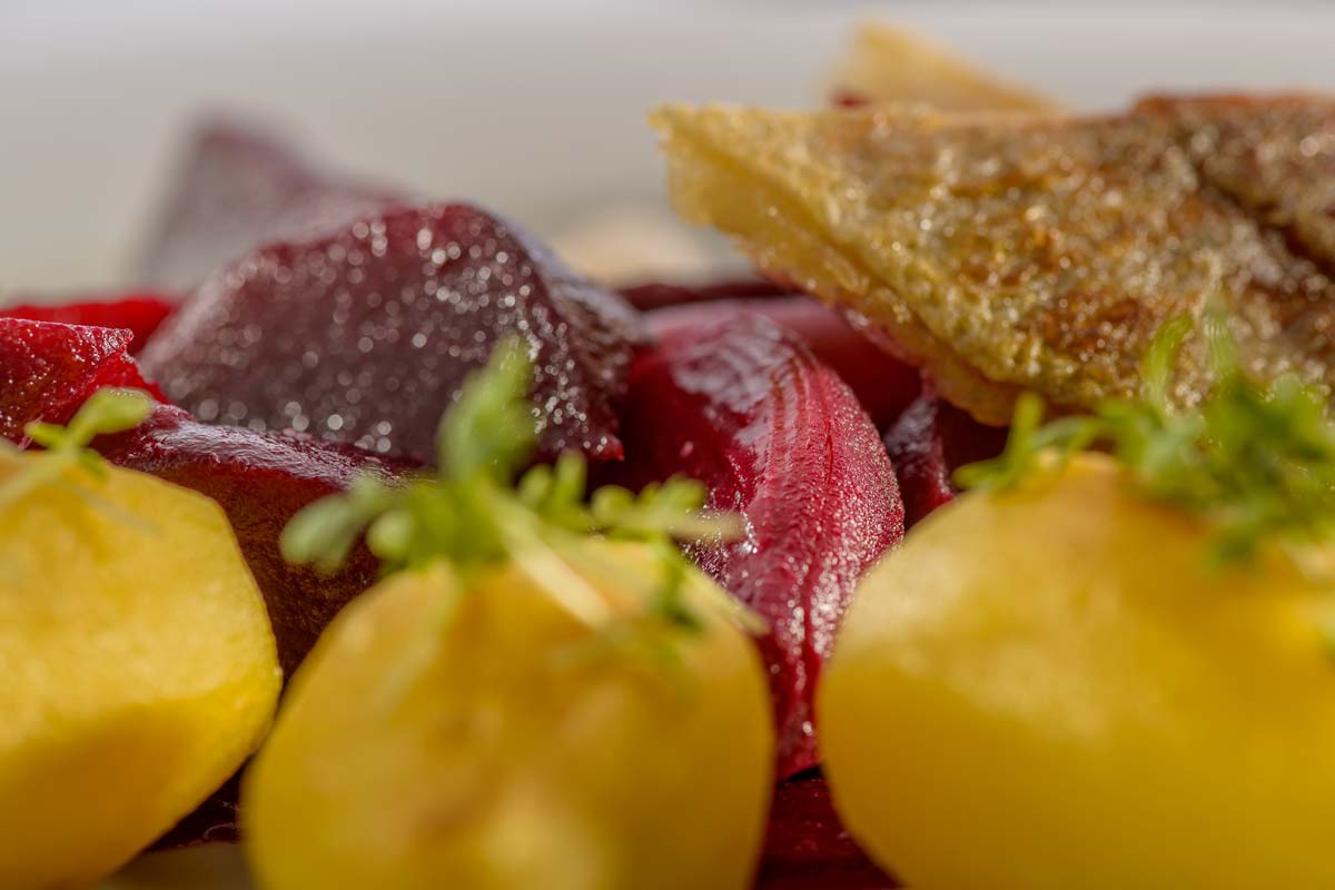 Gebratenes Doradenfilet auf Rote-Bete-Sauce mit Kressekartoffeln und ...