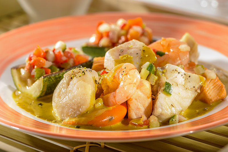 Edelfisch-Ragout mit Reis und Zucchini-Schiffchen