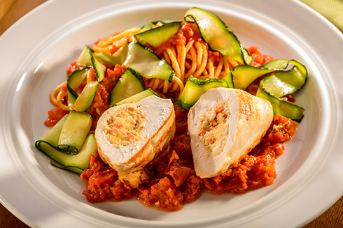 Gefüllte Hähnchenbrust auf Tomaten-Zucchini-Spaghetti