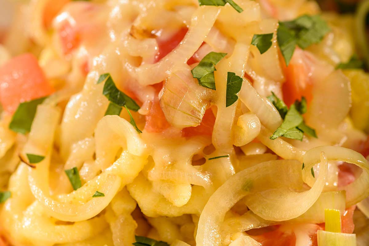 Käsespätzle mit Zwiebel-Tomaten-Schmelze | Rezept