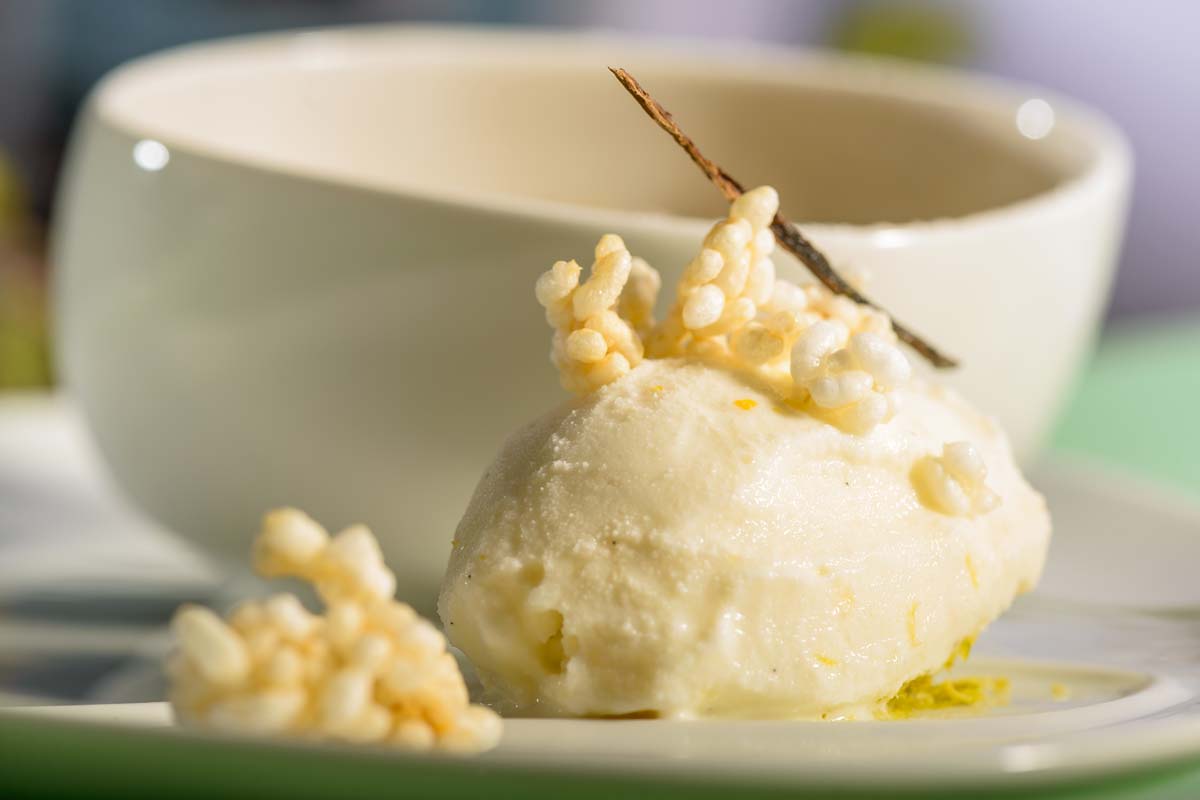 Ofenfrischer Apple-Crumble mit cremigem Milchreis-Eis | Rezept