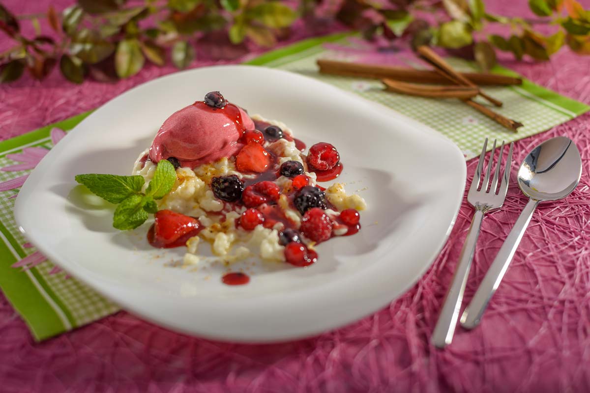 Milchreis-Crème-Brûlée mit Roter Grütze | Rezept