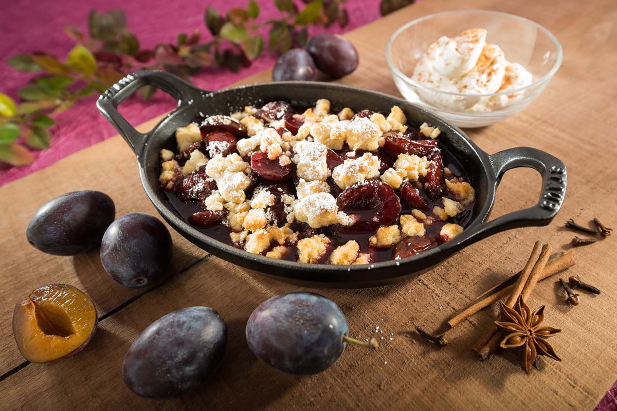 Gewürzpflaumen-Crumble mit cremigem Zimteis | Rezept