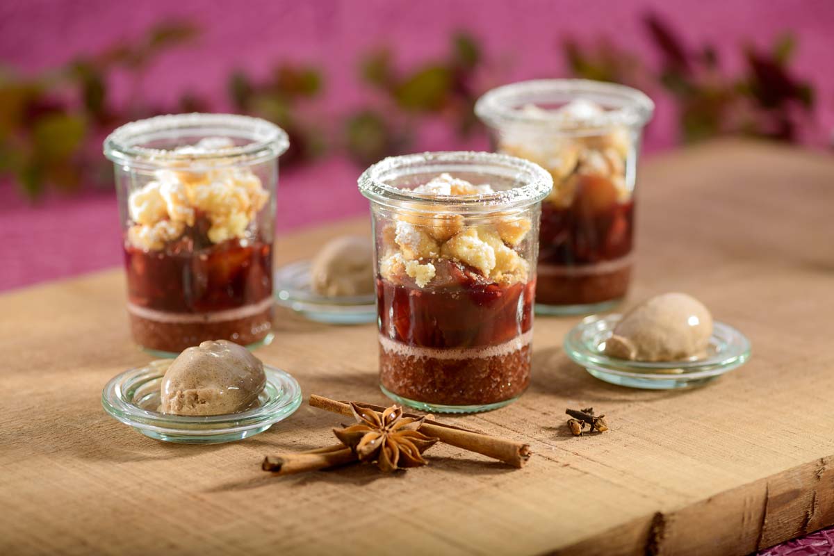 Gewürzpflaumen-Crumble mit cremigem Zimteis | Rezept