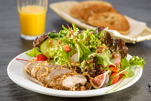 Edelbitter-Salate in Feigen-Vinaigrette mit Hähnchenbrust