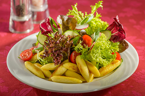 Blattsalate in Joghurt-Dessing mit Schupfnudeln