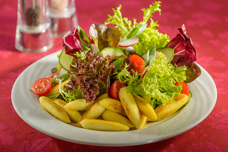 Blattsalate in Joghurt-Dessing mit Schupfnudeln