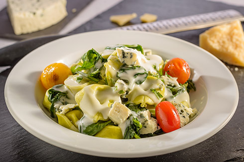 Tortelloni in Käsesauce und Spinat