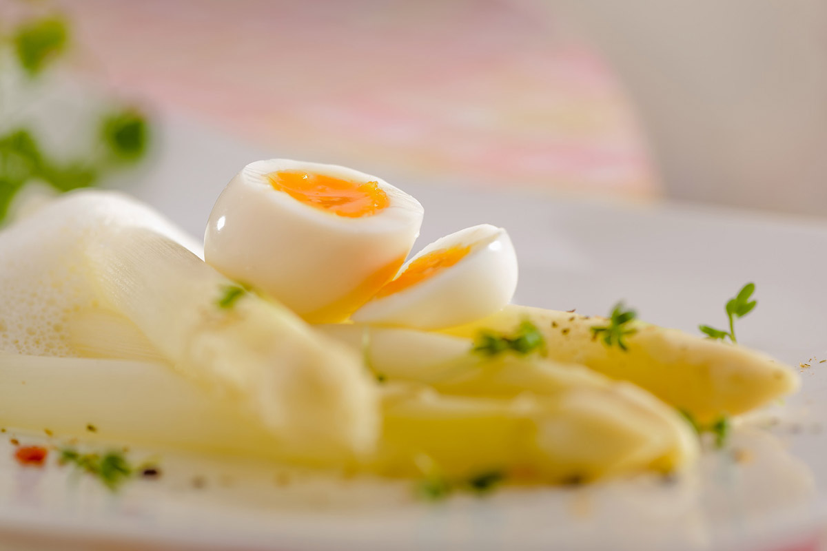 Cremige Spargelsuppe mit Wachtelei | Rezept