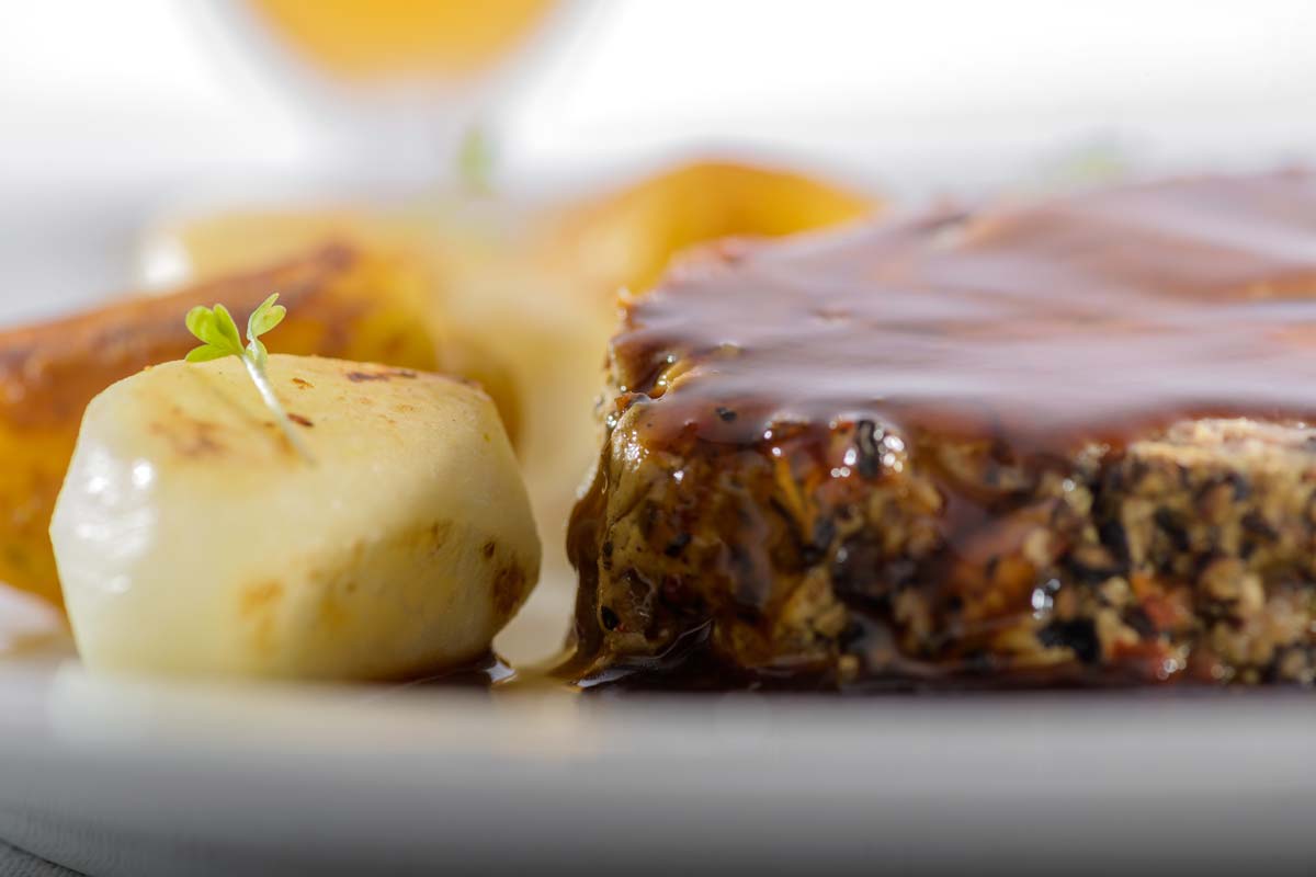Schweinenacken in Ingwer-Pfeffer-Kruste mit Navetten und ...