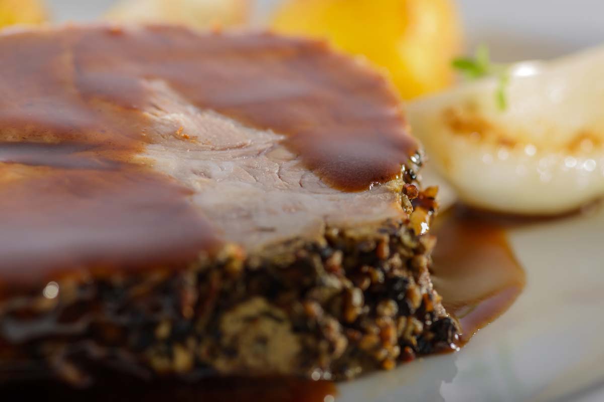 Schweinenacken in Ingwer-Pfeffer-Kruste mit Navetten und ...