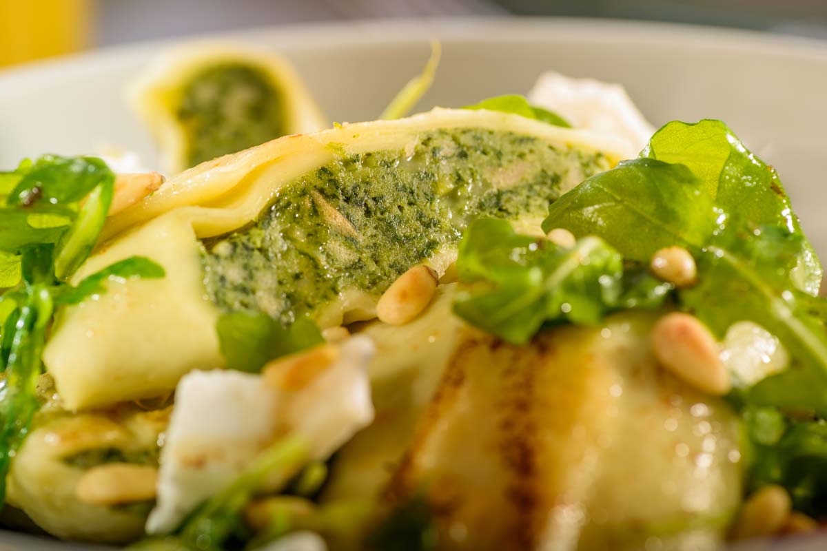 Spinat-Maultaschen mit Rucolapesto, Cherrytomaten und Ziegenkäse | Rezept Spinat-Maultaschen mit Rucolapesto, Cherrytomaten und Ziegenkäse | Rezept