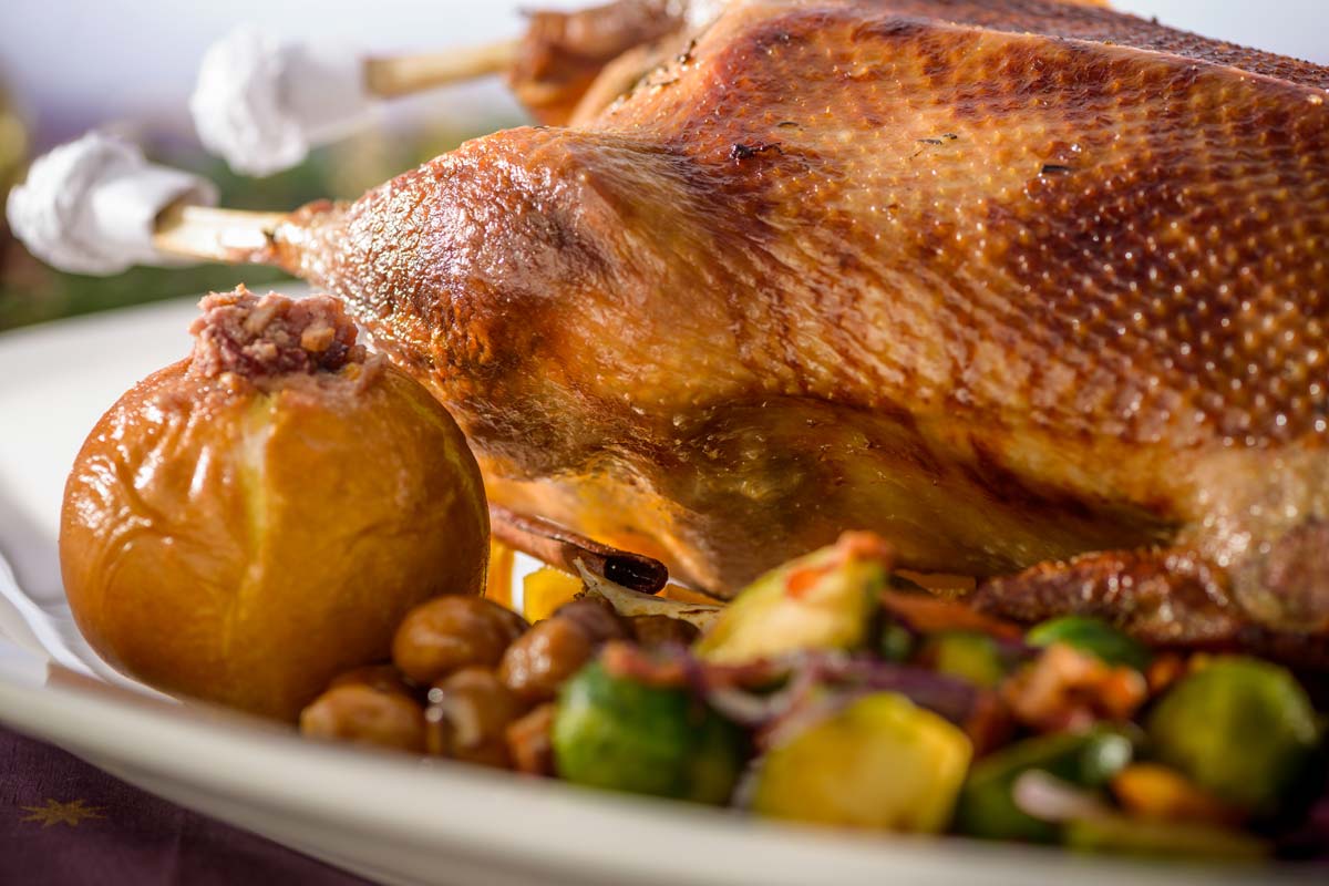 Knuspriger Gänsebraten mit winterlichem Gemüse an Kartoffelklößen und ...