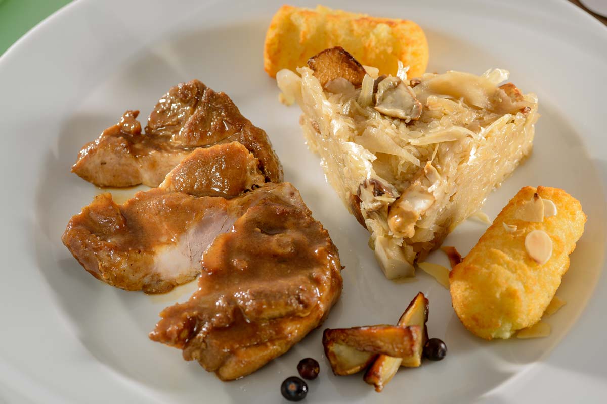 Geschmorte Wildschweinkeule in Wacholderjus mit Pilzsauerkraut und ...