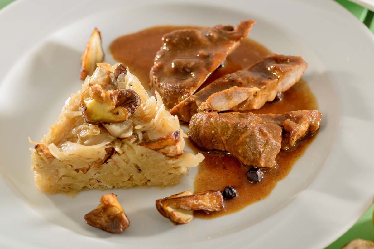 Geschmorte Wildschweinkeule in Wacholderjus mit Pilzsauerkraut und ...